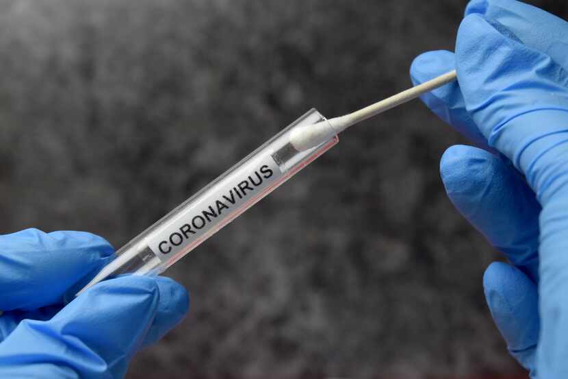 Una persona asegura una prueba nasal de coronavirus.
