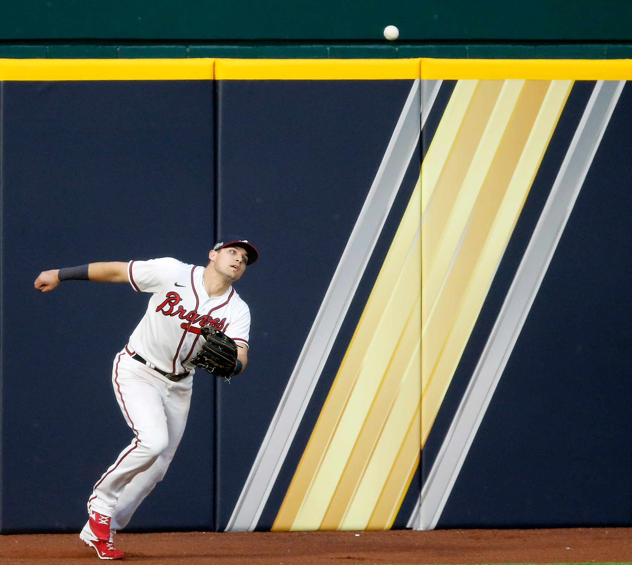 Atlanta Braves left fielder Austin Riley (27) miss plays a fly ball off the wall as Los...