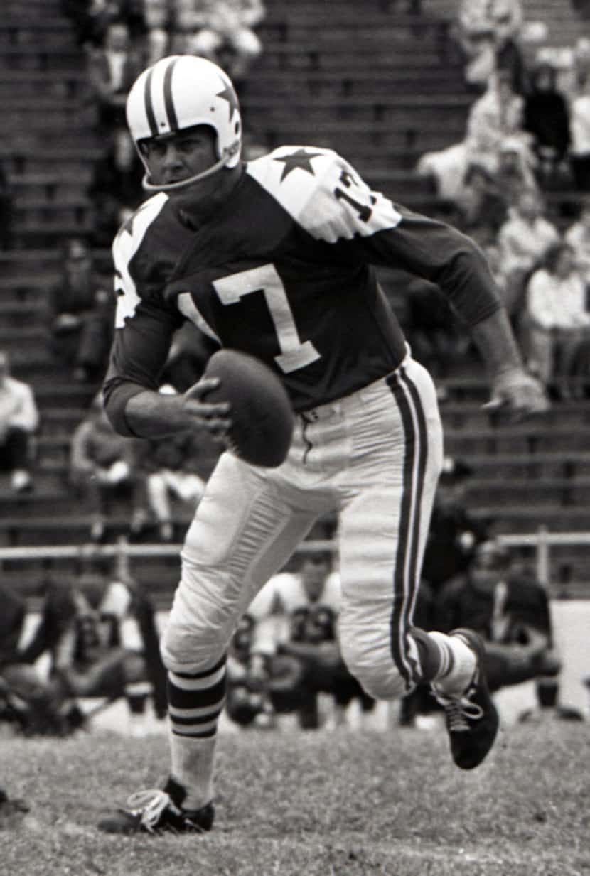ORG XMIT: 1097983 Dallas Cowboys quarterback Don Meredith scrambles against the Washington...