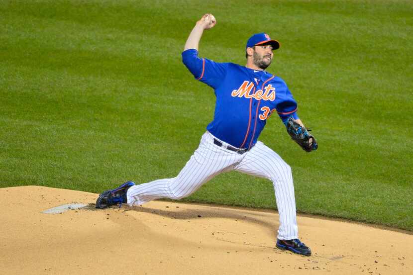 NEW YORK, NY - OCTOBER 17:  Matt Harvey #33 of the New York Mets pitches against the Chicago...