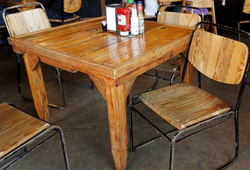 
A table and chairs that PalletSmart built from pallets for Fred’s Texas Cafe in Fort Worth.
