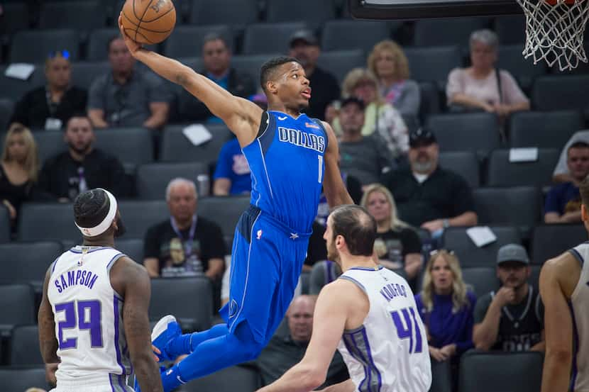 The Dallas Mavericks' Dennis Smith Jr. (1) dunks against the Sacramento Kings at the Golden...