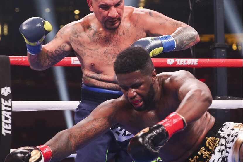 Jean Pierre Augustin es noqueado por Chris Arreola en combate de peso pesado en el AT&T...