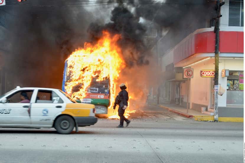 Hombres armados incendiaron al menos cuatro vehículos de transporte y de empresas...