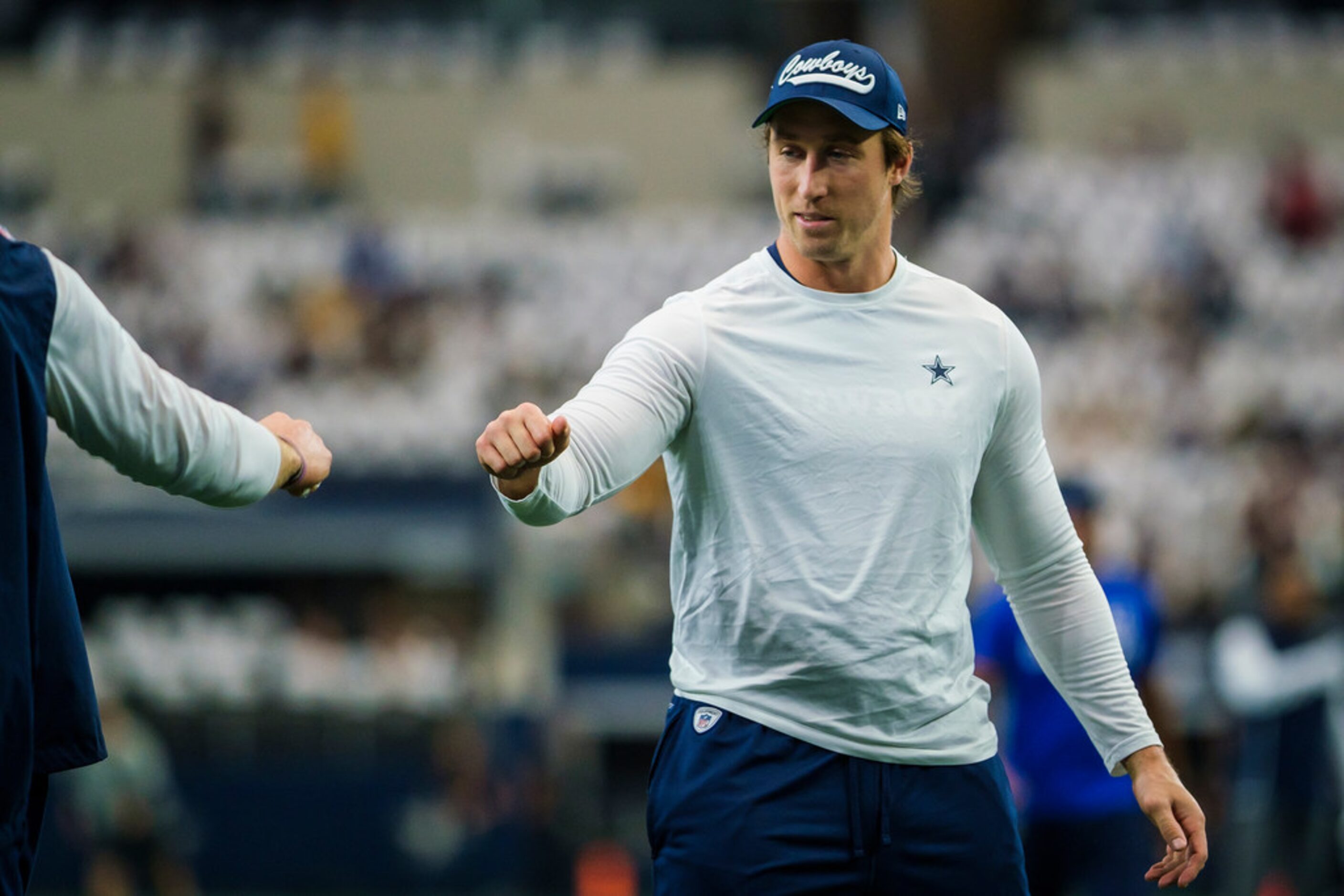 Dallas Cowboys outside linebacker Sean Lee warms up before an NFL football game against the...