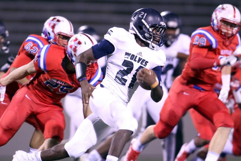 Midlothian Ranchview running back Sarodorick Thompson (21) builds up momentum in the Wolves...