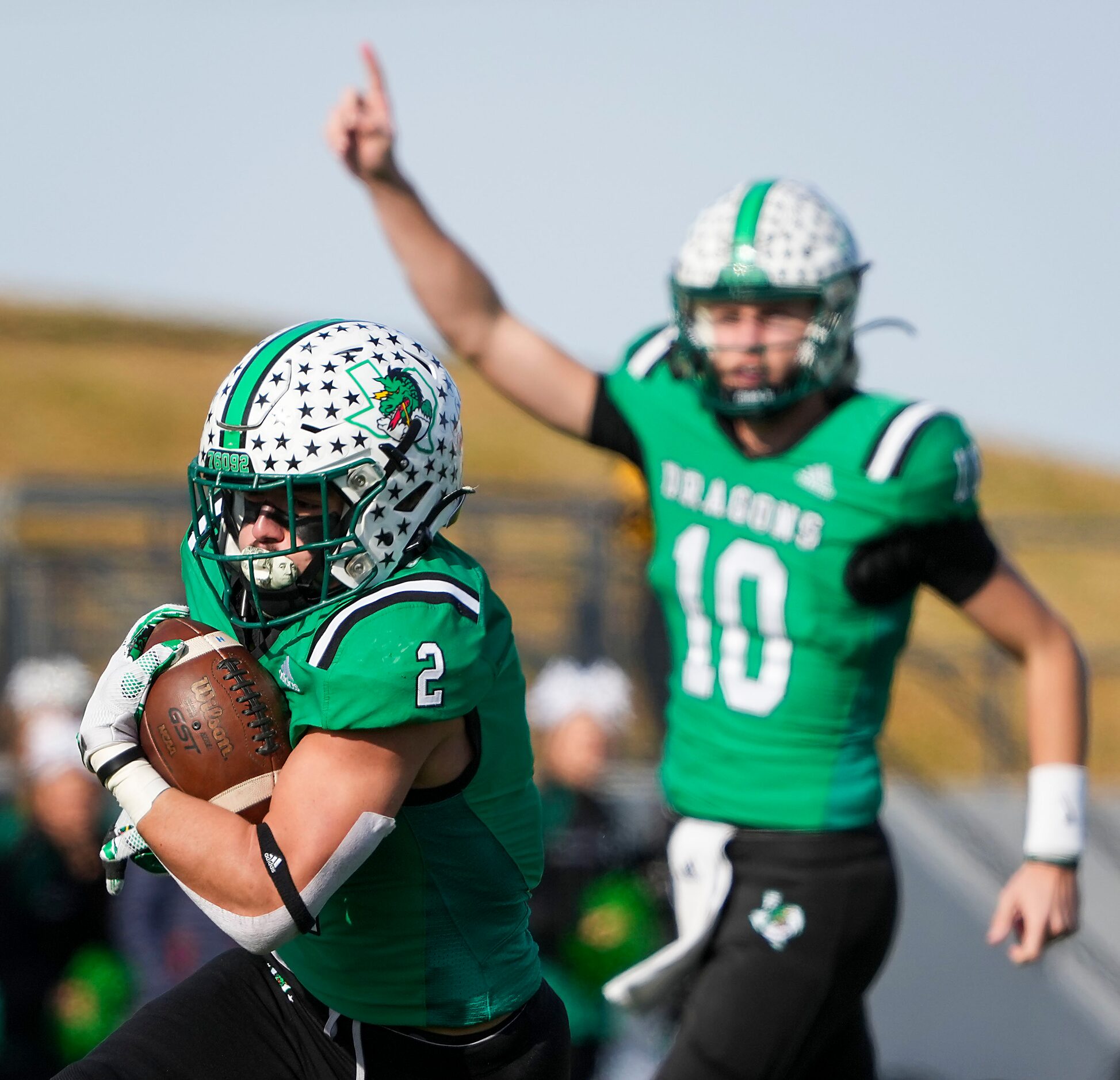 Southlake Carroll running back Owen Allen (2) breaks free for a 34-yard touchdown run as...