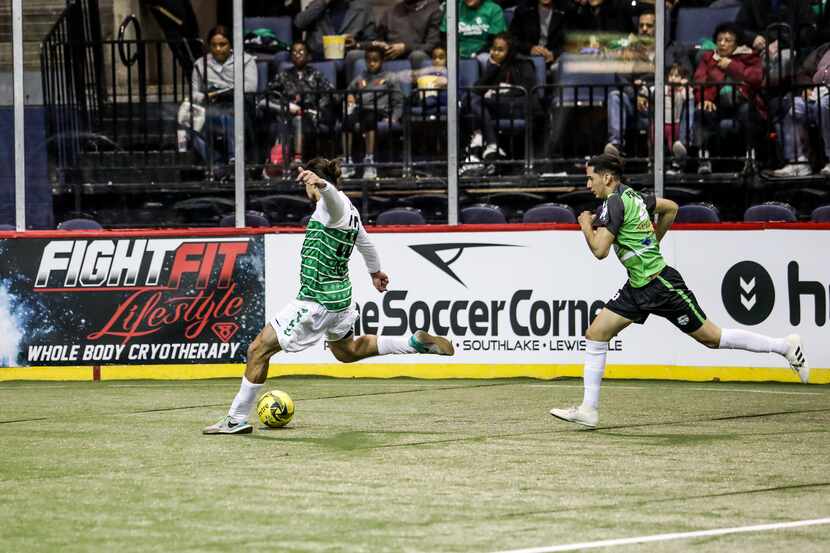 Cody Ellis shoots against El Paso. 