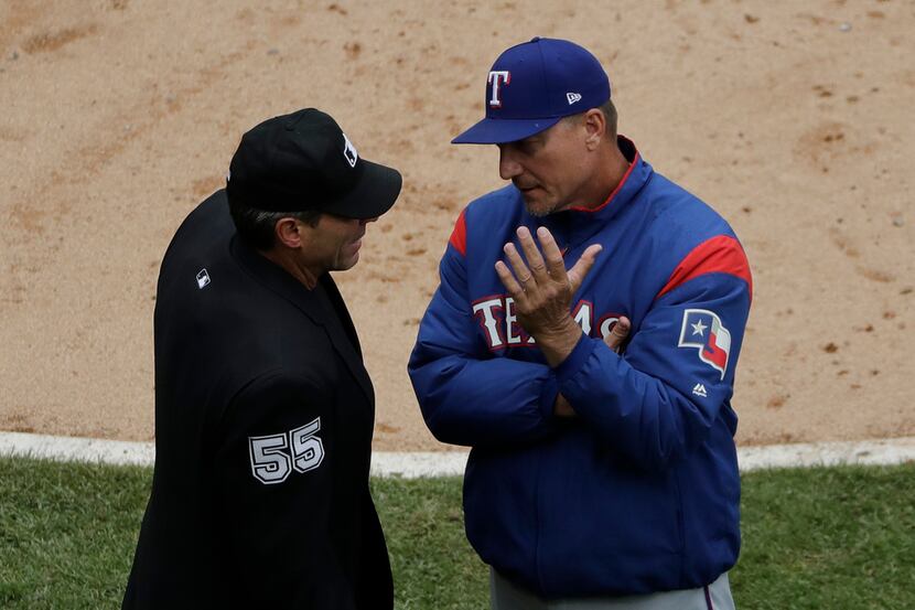 Texas Rangers manager Jeff Banister, right, talks with home plate umpire Angel Hernandez...