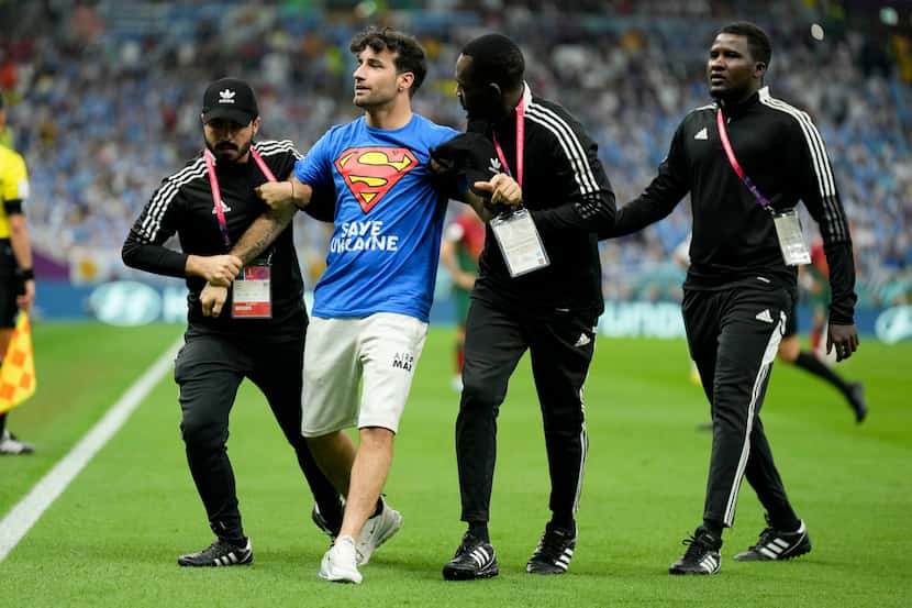 Un aficionado es detenido tras irrumpir en la cancha con la bandera arcoíris y una camiseta...