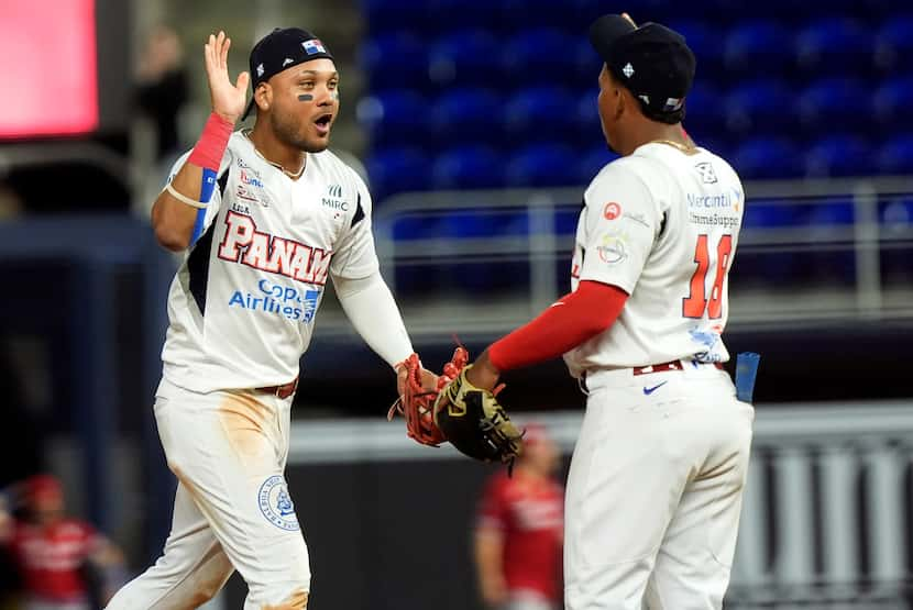 Ricardo Céspedes (izquierda), jardinero derecho de Panamá, festeja con el intermedista Jean...