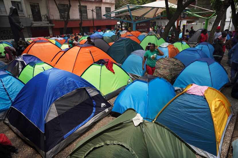 Migrantes haitianos acampan fuera de la Plaza Giordano Bruno, el 18 de mayo de 2023, en...