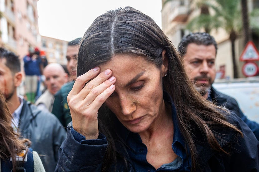 La reina Letizia cubierta en lodo en su visita a Paiporta, cerca de Valencia, el domingo 3...