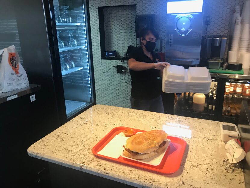 Paulina Trejo acomoda unos contenedores de comida para llevar en el restaurante Tortas La...