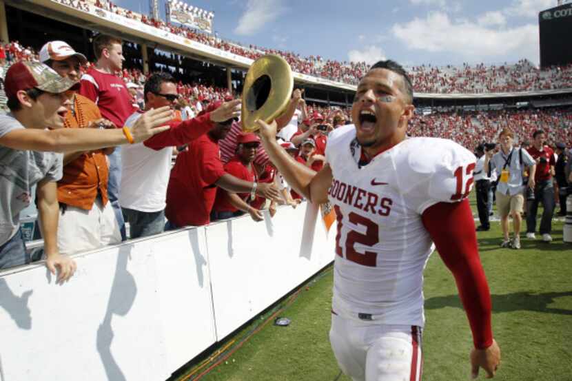 Oklahoma Sooners linebacker Travis Lewis (12) waves the Golden Hat part of the championship...