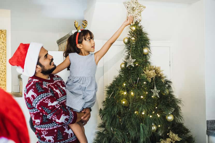 Poner el árbol de Navidad puede ser una experiencia familiar inolvidable.
