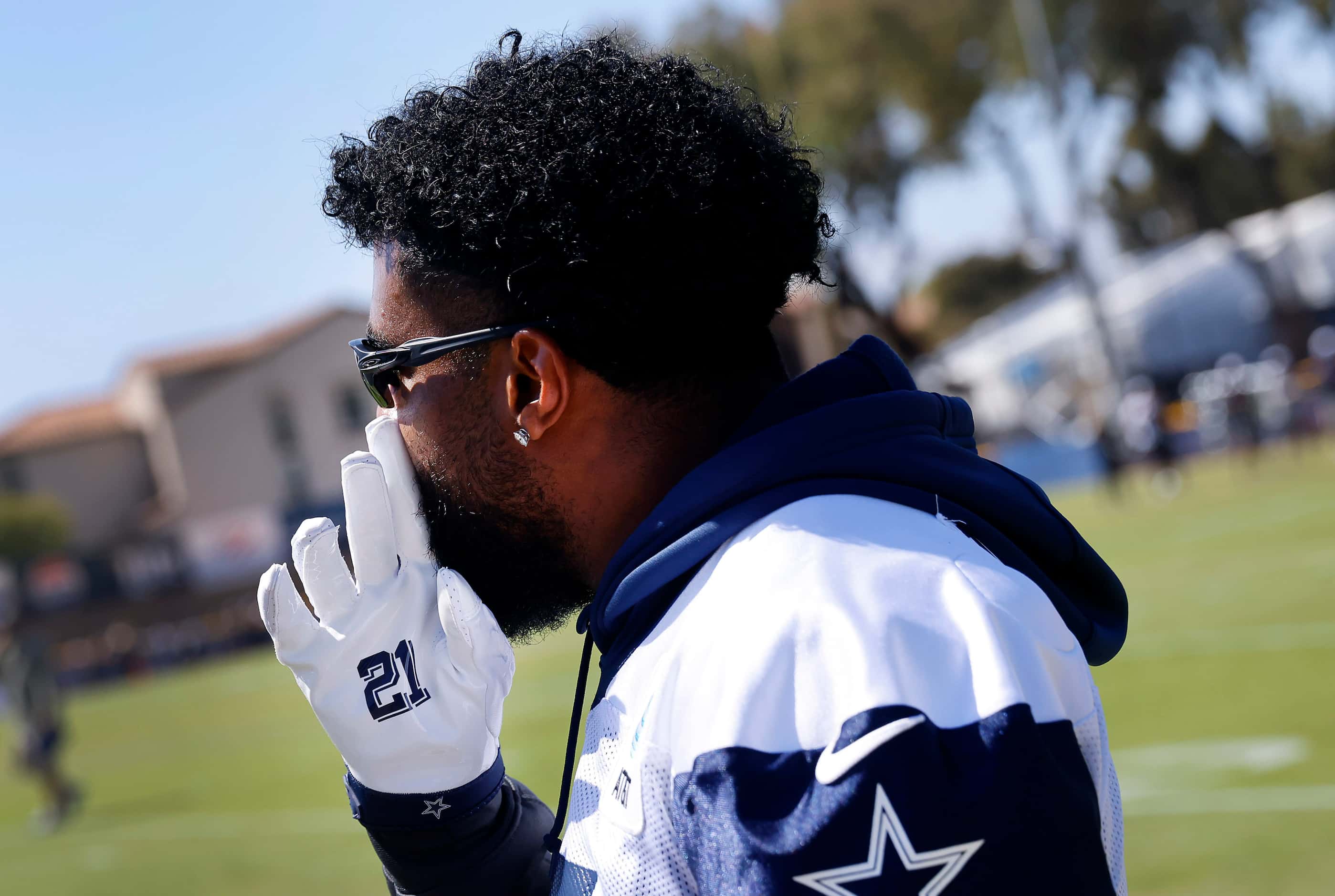 Dallas Cowboys running back Ezekiel Elliott wears gloves with his old number 21 during a...