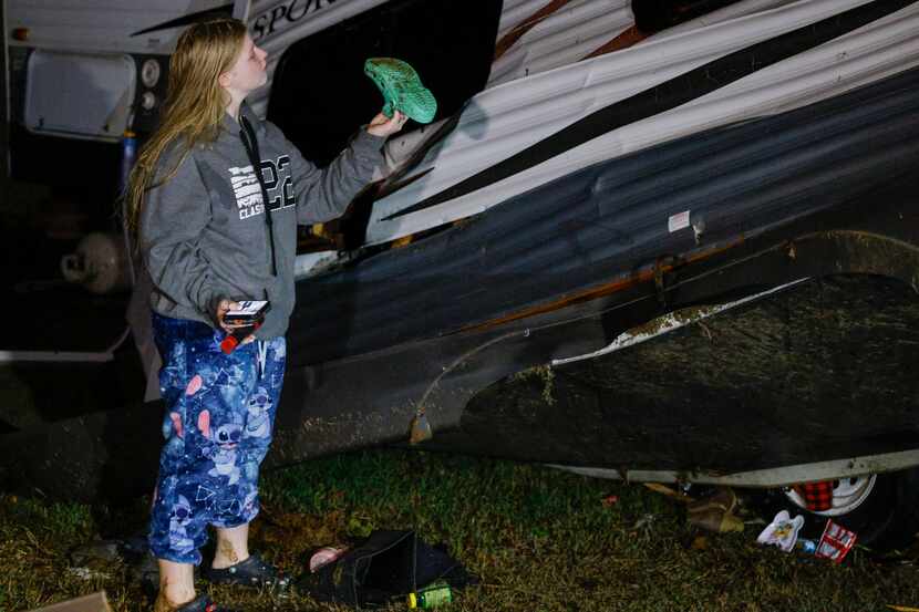 Brittaney Deaton, de 17 años, revisa los daños a un RV, en donde ella vivía al pie de la...