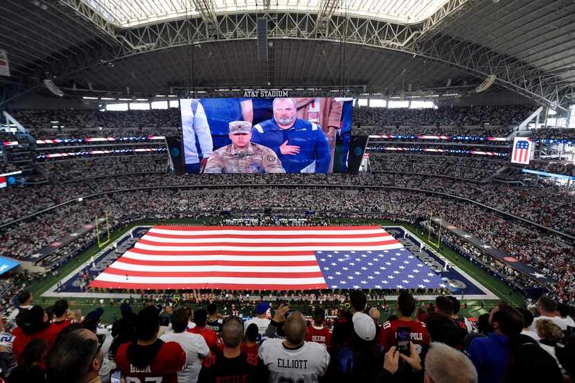 Cantar el himno nacional y desplegar la bandera es una tradición en los eventos deportivos...