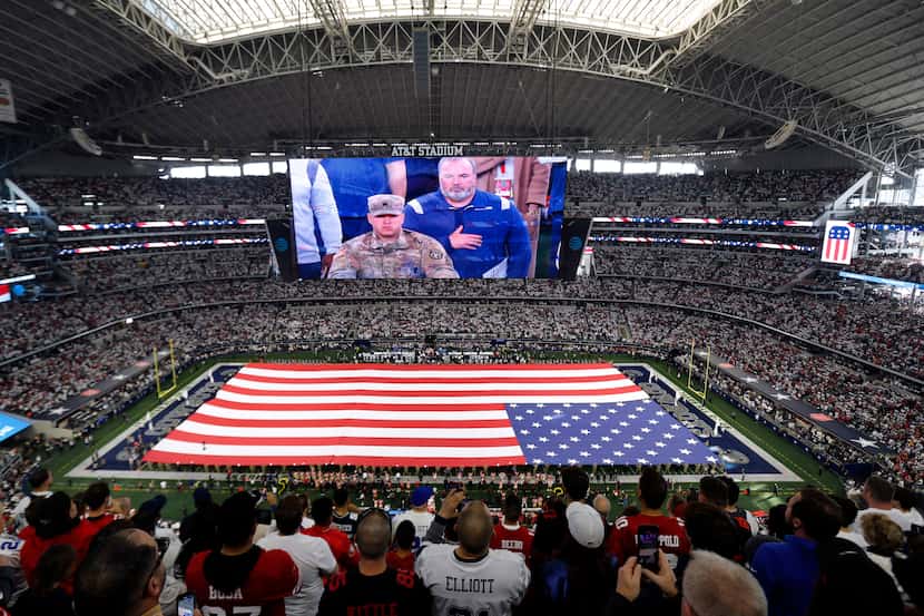 Cantar el himno nacional y desplegar la bandera es una tradición en los eventos deportivos...