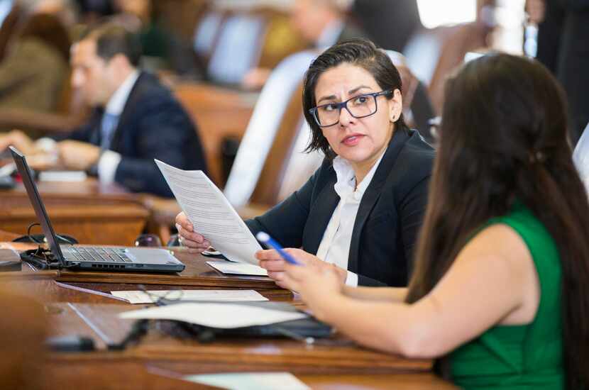 La representante Jessica González platica con su colega Mary González en el segundo día de...