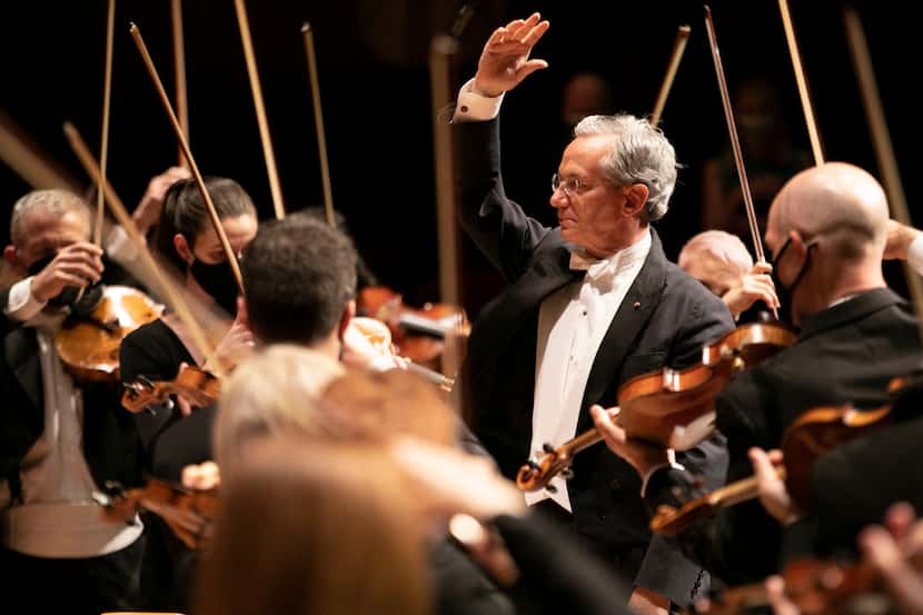 Fabio Luisi conducts the Dallas Symphony Orchestra on stage.
