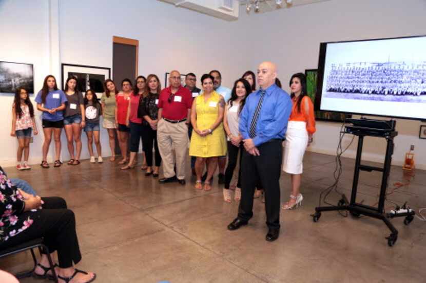 Dave Gutiérrez, autor del libro Patriots from the Barrio, presenta a algunos de los...