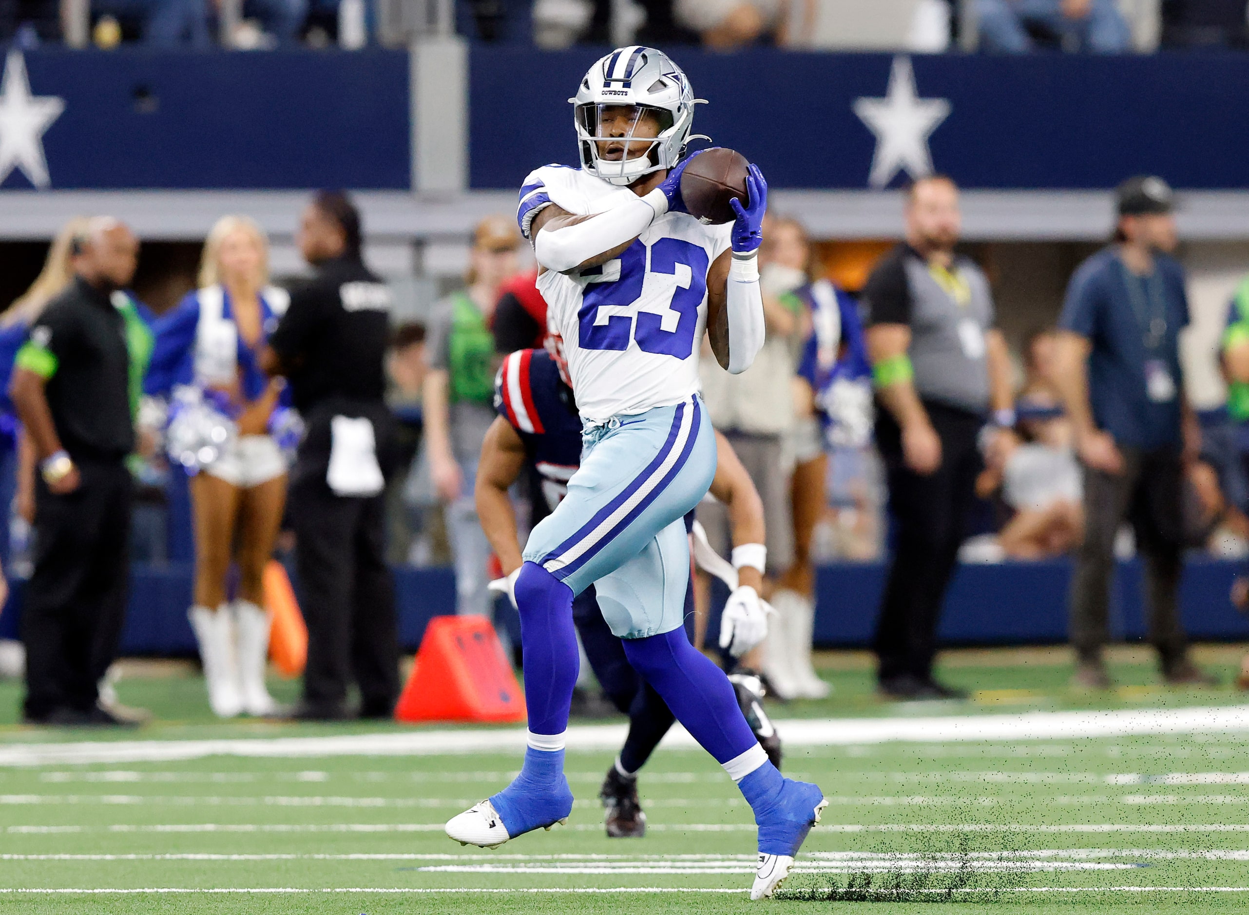 Dallas Cowboys running back Rico Dowdle (23) catches a first quarter pass against the New...