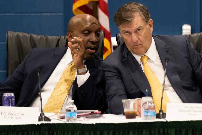 Dallas Mayor Mike Rawlings, right, confers with City Manager T.C. Broadnax during an...