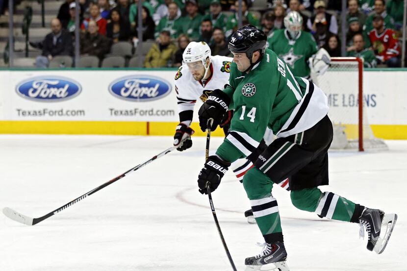 Dallas Stars left wing Jamie Benn (14) passes during the second period against the Chicago...