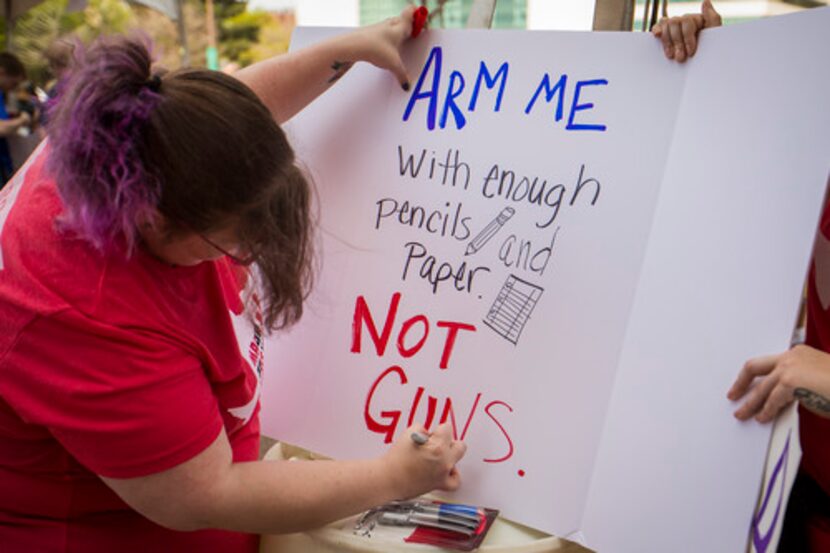 “Que me armen con lápices y papeles, no con armas”, dice el cartel de esta joven que...