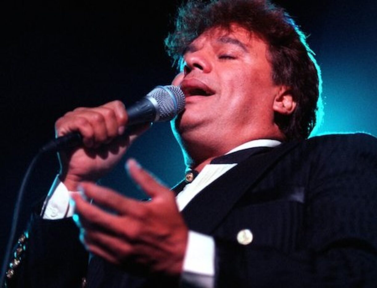 Juan Gabriel canta durante un concierto en el auditorio del Fair Park de Dallas (antes...