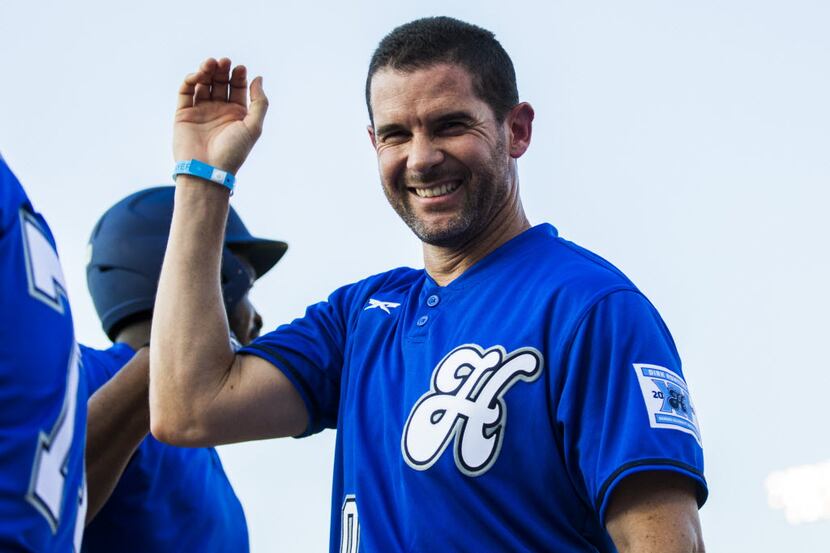 Former Texas Rangers infielder Michael Young gets a high five during Dirk Nowitzki's 2016...