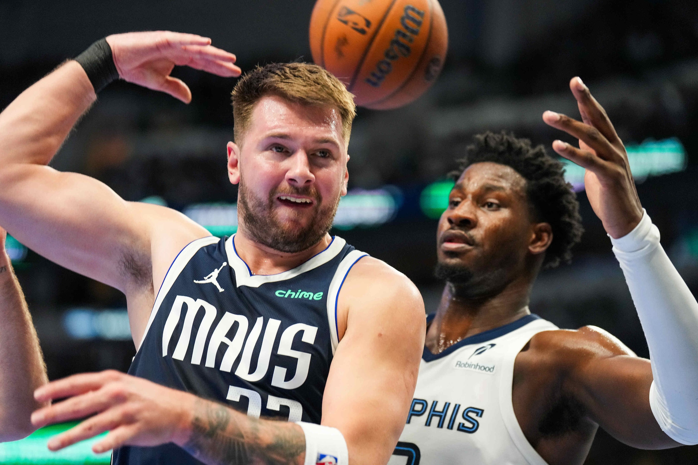 Dallas Mavericks guard Luka Doncic (77) passes around Memphis Grizzlies forward Jaren...