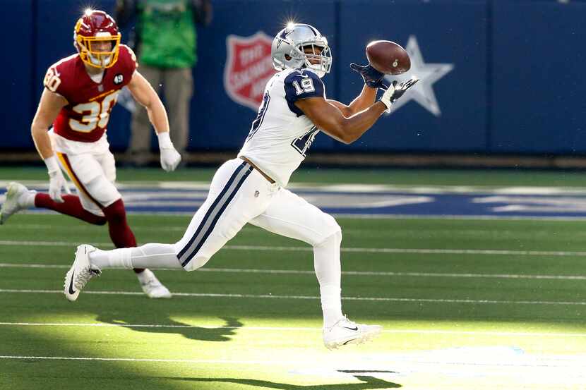 El receptor de los Cowboys de Dallas, Amari Cooper, captura un pase ante el equipo de...