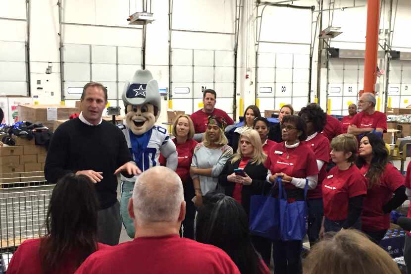Former Dallas Cowboys player Chad Hennings addresses volunteers at the North Texas Food Bank...