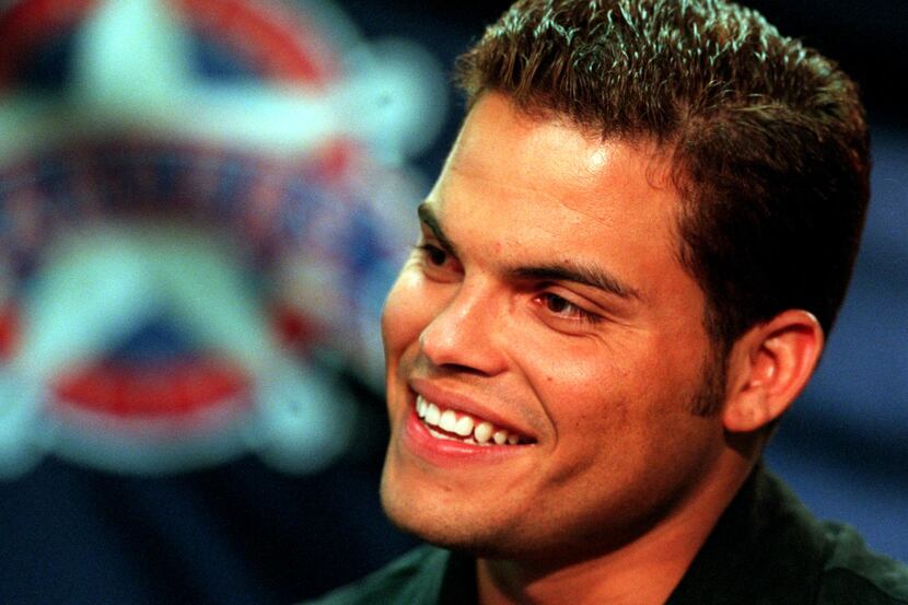 Ivan Rodriguez flashes a big smile at a news conference announcing he had won the 1999...