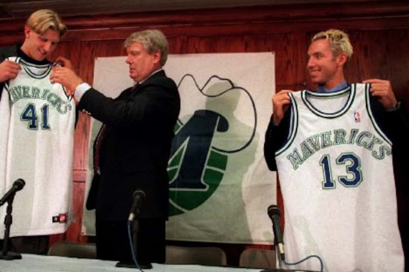 Shot 6-29-1998 - Mavericks head coach Don Nelson, center, presents first-round draft choice...