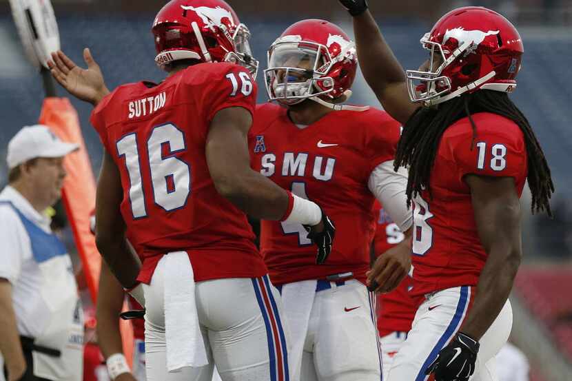 Southern Methodist Mustangs wide receiver Courtland Sutton (16) is congratulated by...