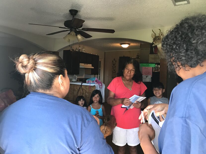 Algunos estudiantes se emocionaron de volver a ver a sus maestras en el sector de Oak Cliff...