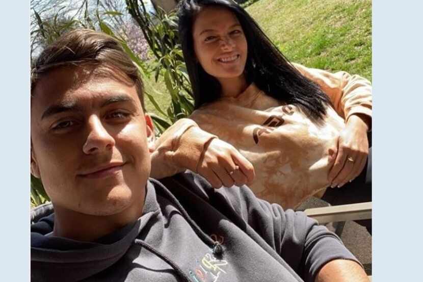 Paulo Dybala y su novia se encuentran aislados en Italia. Ambos se han contagiado de covid-19.