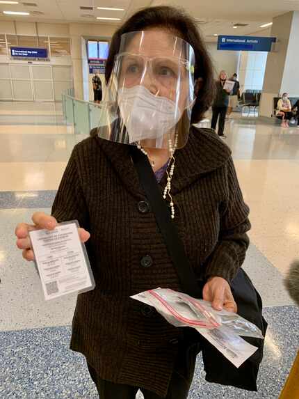 María Gloria Partida, 74, muestra su certificado de vacunación contra covid-19 que tuvo que...