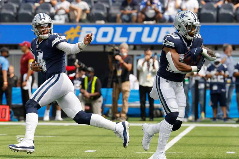 El mariscal de los Cowboys de Dallas, Dak Prescott (4), y el corredor  Ezekiel Elliott,...