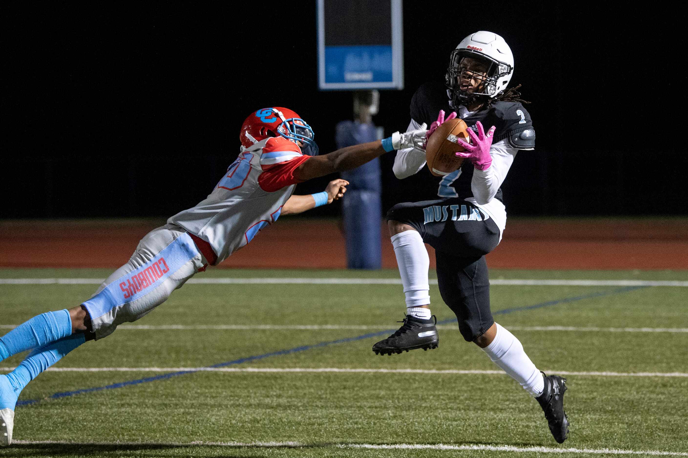 Roosevelt junior running back Kyja Powell (2) makes the catch in front of Carter junior...