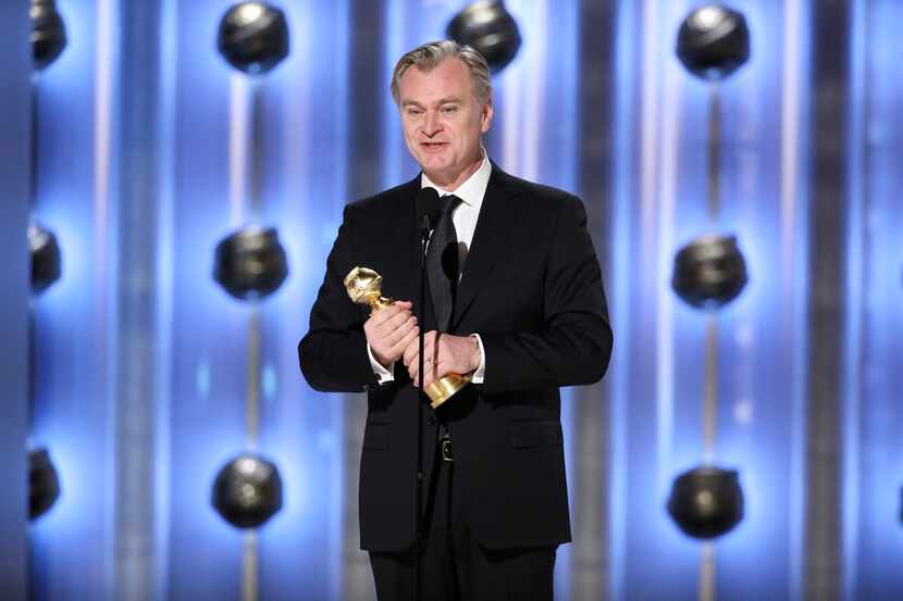 En esta imagen proporcionada por CBS, Christopher Nolan recibe el premio a mejor director...