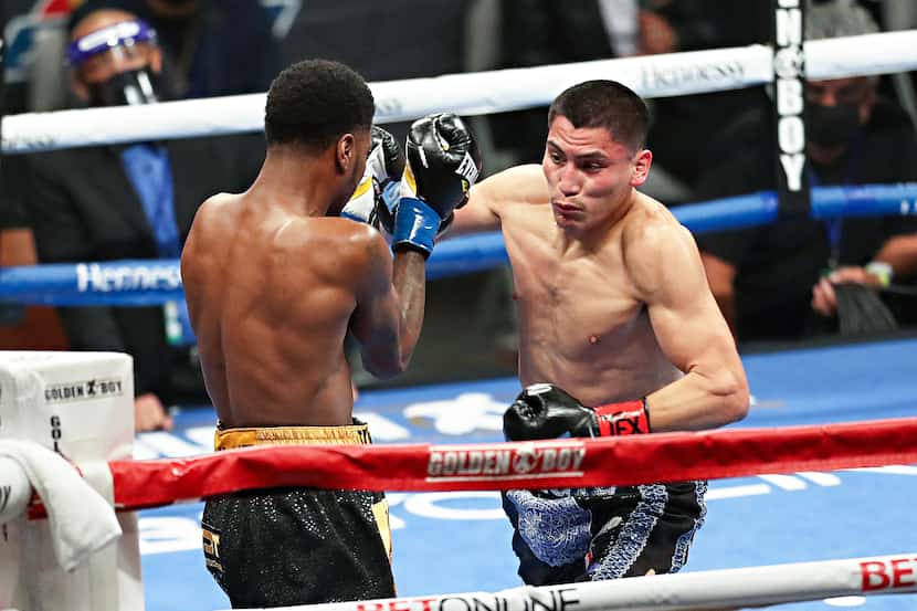 Virgil Ortiz Jr. (der) ataca a Maurice Hooker en el primer round de la pelea que sostuvieron...