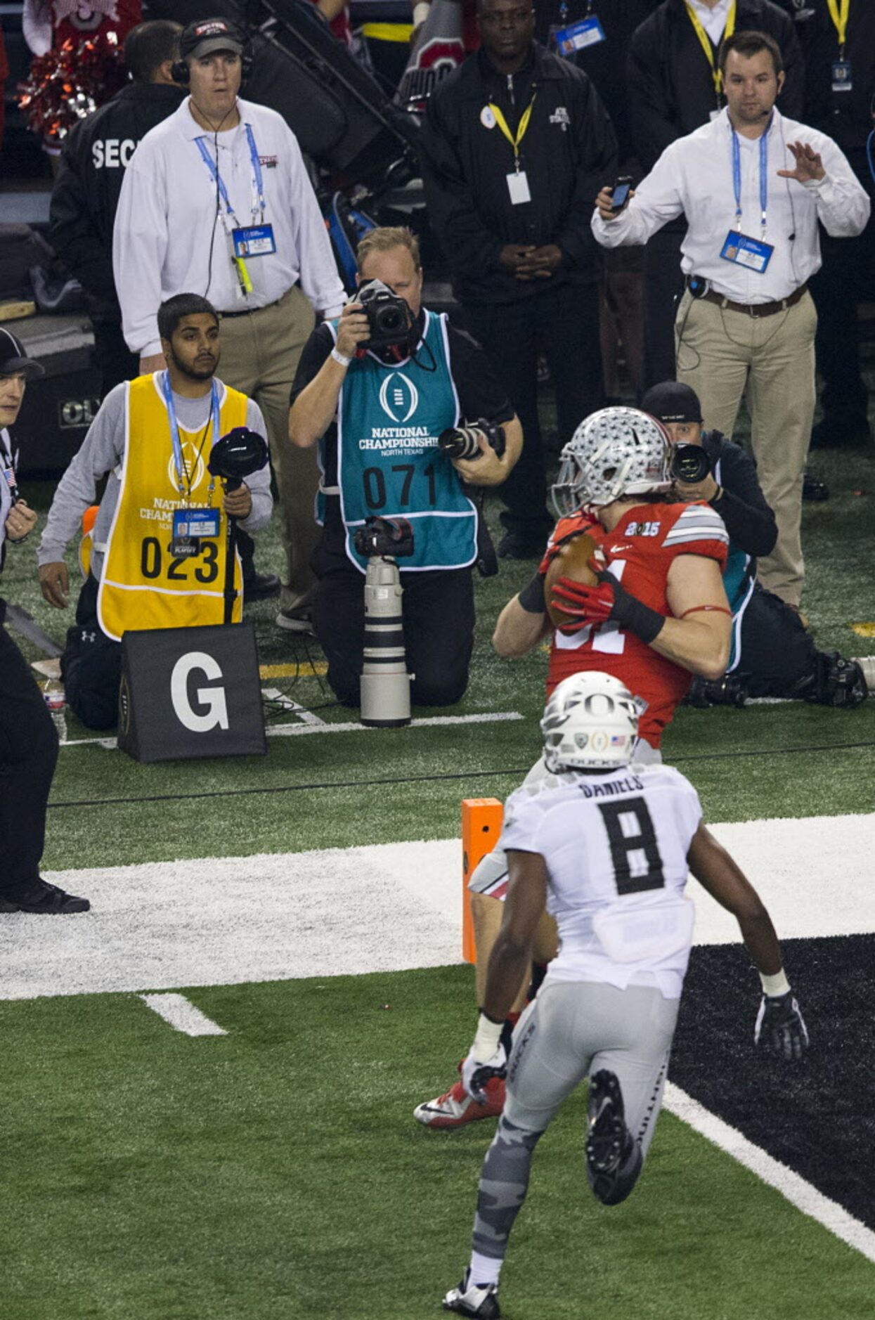 Ohio State Buckeyes tight end Nick Vannett (81) scores past Oregon Ducks defensive back...