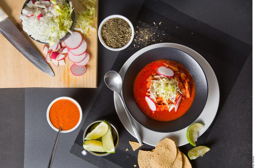 Para hacer un pozole rojo, usted debe colocar en una olla exprés el maíz, la carne y el...