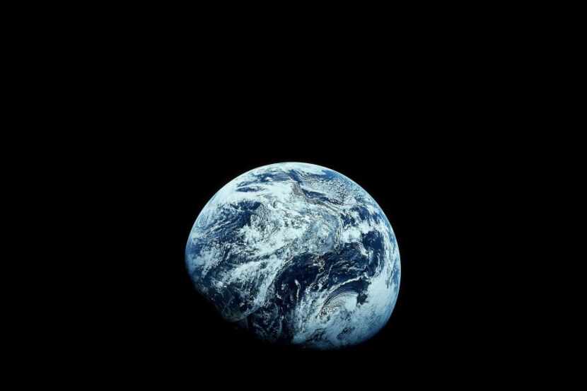 Esta fotografía de archivo de diciembre de 1968 tomada por la NASA muestra a la Tierra vista...