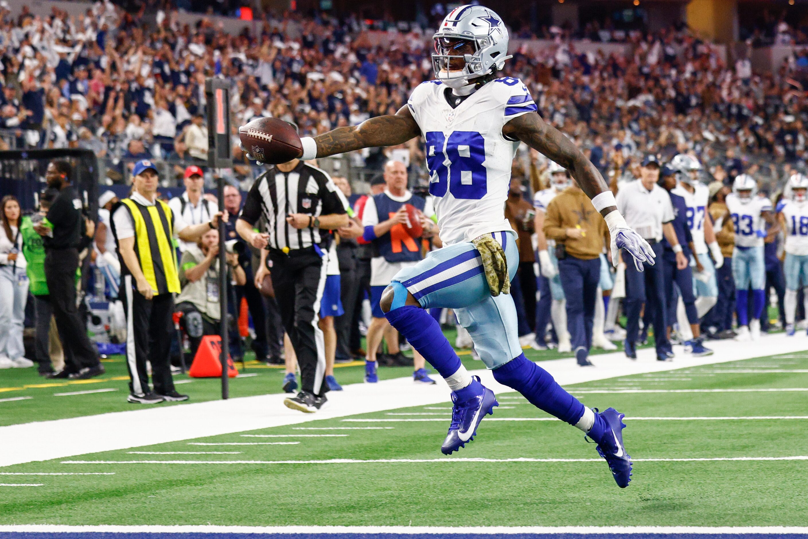 Dallas Cowboys wide receiver CeeDee Lamb (88) scores a touchdown during the first half of an...